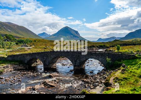 Sligachan Old Bridge mit Blick auf die Black Cuillin Mountains, Isle of Skye, Schottland Stockfoto