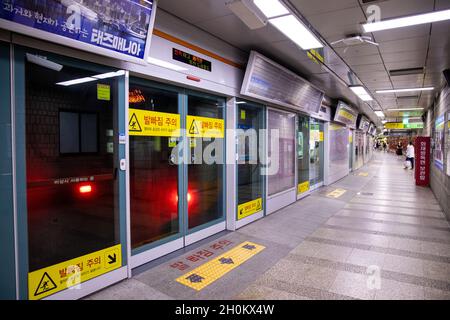 Busan, Korea - 22. Juni 2019 : Innenansicht der U-Bahn von Busan, Korea Stockfoto