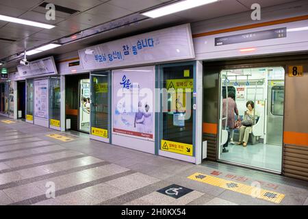 Busan, Korea - 22. Juni 2019 : Innenansicht der U-Bahn von Busan, Korea Stockfoto