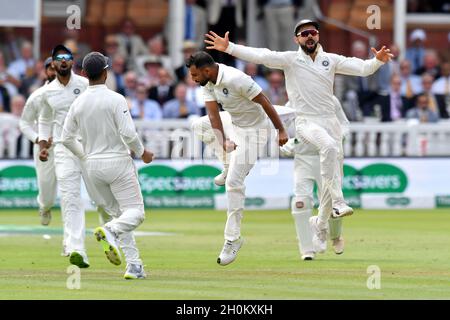 Der indische Mohammed Shami feiert, dass er am dritten Tag des zweiten Testmatches von Specsavers in Lord's, London, das Dickicht von Jos Buttler aus England für 24 Läufe bestreicht. Bilddatum: Samstag, 11. August 2018. Stockfoto