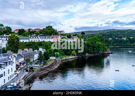 PORTREE, ISLE OF SKYE, SCHOTTLAND - 18. SEPTEMBER 2021: Blick auf den Hafen von Portree. Portree ist die größte Stadt und Hauptstadt der Isle of Skye in der inne Stockfoto