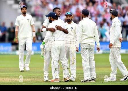 Der indische Hardik Pandya feiert am dritten Tag des zweiten Testmatches der Specsavers in Lord's, London, das Wicket des englischen Jonny Bairstow. Bilddatum: Samstag, 11. August 2018. Stockfoto