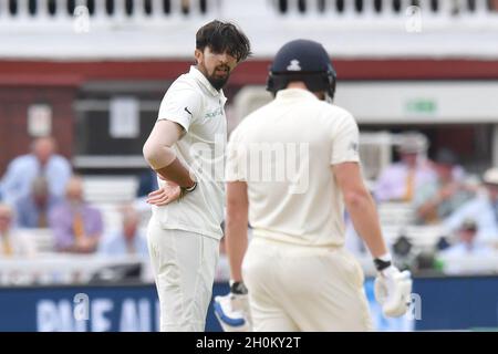 Der indische Ishant Sharma tauscht sich mit dem englischen Jonny Bairstow am dritten Tag des zweiten Testmatches der Specsavers in Lord's, London, aus. Bilddatum: Samstag, 11. August 2018. Stockfoto