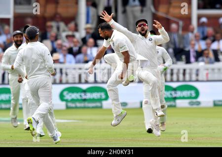 Der indische Mohammed Shami feiert, dass er am dritten Tag des zweiten Testmatches von Specsavers in Lord's, London, das Dickicht von Jos Buttler aus England für 24 Läufe bestreicht. Bilddatum: Samstag, 11. August 2018. Stockfoto