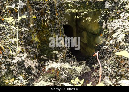 Alte gesprengte Überreste von einigen Bunkern der Siegfried Line entlang der Grenze, unterirdische Festungen, Luftabwehrpositionen und Luftschutzkeller Stockfoto