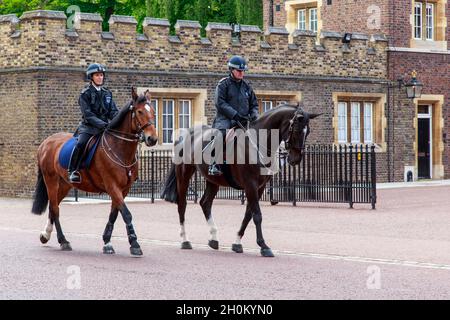 LONDON, GROSSBRITANNIEN - 12. MAI 2014: Es gibt eine berittene Polizei, die den aristokratischen Bezirk von Westminster patrouilliert. Stockfoto