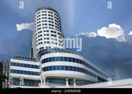 Blick auf das moderne Gebäude im Hafen von Vancouver in einem niedrigen Winkel gegen den Himmel Stockfoto
