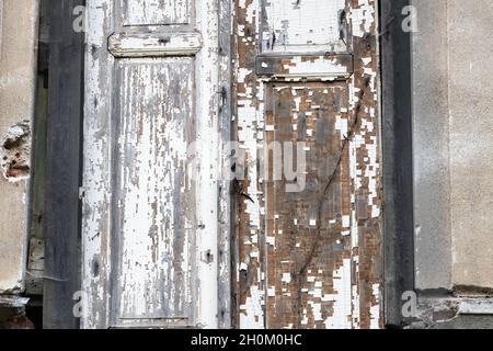 Alte verwitterte Türen mit rissiger Farbe Stockfoto