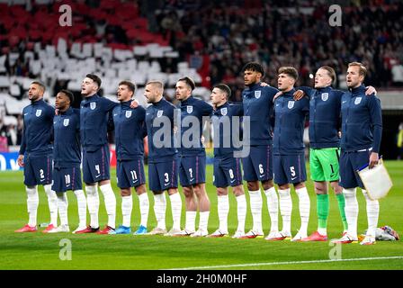 Englands Kyle Walker (links), Raheem Sterling, Declan Rcy, Mason Mount, Luke Shaw, Jack Grealish, Phil Foden, Tyrone Mings, John Stones, Jordan Pickford und Harry Kane singen die Nationalhymne vor dem WM-Qualifikationsspiel im Wembley Stadium, London. Bilddatum: Dienstag, 12. Oktober 2021. Stockfoto