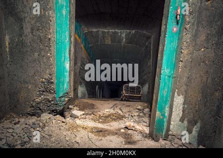 Alte gesprengte Überreste von einigen Bunkern der Siegfried Line entlang der Grenze, unterirdische Festungen, Luftabwehrpositionen und Luftschutzkeller Stockfoto