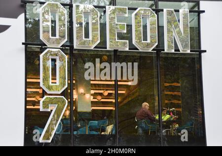 007 wurde dem Odeon-Schild am Odeon Cinema Leicester Square für den neuesten James-Bond-Film No Time To die hinzugefügt. London, Großbritannien 13. Oktober 2021. Stockfoto