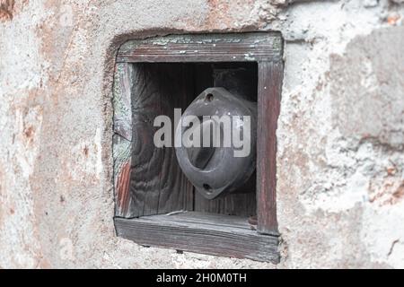 Alter Schalter an der Seite des Gebäudes Stockfoto