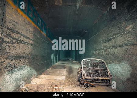 Alte gesprengte Überreste von einigen Bunkern der Siegfried Line entlang der Grenze, unterirdische Festungen, Luftabwehrpositionen und Luftschutzkeller Stockfoto