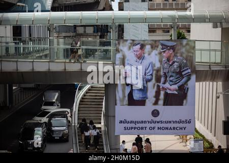 Bangkok, Thailand. Oktober 2021. Ein Plakat von König Vajiralongkorn (rechts) und seinem Vater, dem verstorbenen König Bhumibol Adulyadej, ist am 13. Oktober 2021 in Bangkok, Thailand, zu sehen. (Bild: © Andre Malerba/ZUMA Press Wire) Stockfoto