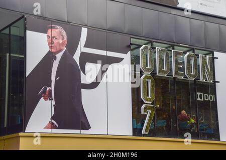 007 wurde dem Odeon-Schild am Odeon Cinema Leicester Square für den neuesten James-Bond-Film No Time To die hinzugefügt. London, Großbritannien 13. Oktober 2021. Stockfoto