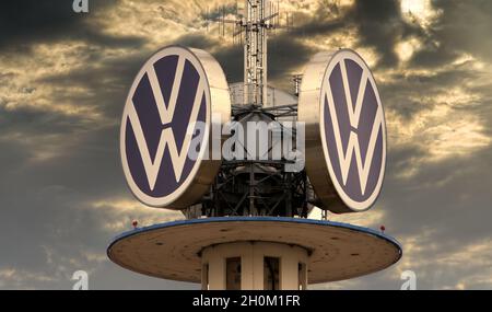 VW-Logo der Volkswagen AG auf einem Funkturm in der Innenstadt von Hannover, 23. Mai 2020. Stockfoto