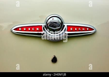 Buick Eight Special, Markenzeichen und Logo auf der Rückseite des cremefarbenen American Road Cruiser in Lehnin, Deutschland, 12. September 2021. Stockfoto