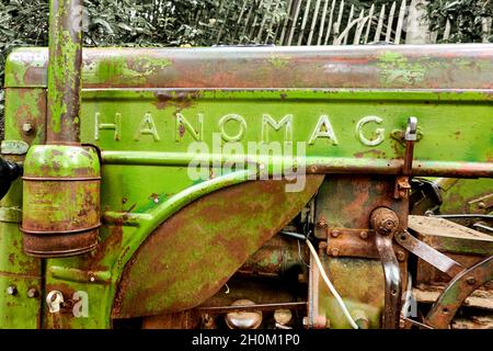 Hanomag Schriftzug auf einem alten grün rostigen Traktor, Detailaufnahme in Hannover, 7. Oktober 2021 Stockfoto