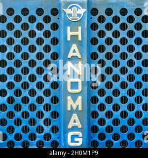Hanomag Schriftzug und Logo, vertikal aus blau perforierter Metallverkleidung auf einem Generator in Celle, Deutschland, 23. September 2021. Stockfoto