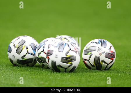 Mailand, Italien, 10. Oktober 2021. Offizielle Adidas UEFA Nations League-Matchballs während des Aufwärms vor dem Finale der UEFA Nations League im Stadio Giuseppe Meazza, Mailand. Bildnachweis sollte lauten: Jonathan Moscrop / Sportimage Stockfoto