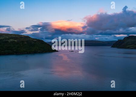 Sonnenuntergang über Loch Portree, Isle of Skye, Schottland. Stockfoto