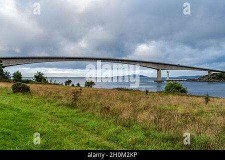 Die Skye-Brücke über Loch Alsh verbindet die Isle of Skye mit der Insel Eilean Ban, Schottland Stockfoto