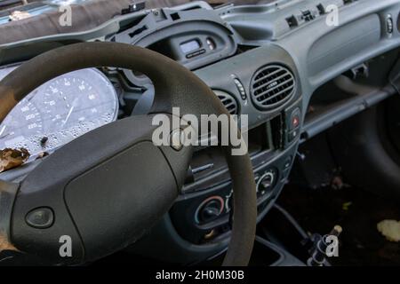 Ein Lenkrad mit Armaturenbrett eines beschädigten Autos Stockfoto