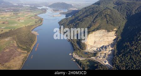 Luftaufnahme aus dem Flugzeug einer Tagebaumine in Steinbruch, in der Sand und Schotter ausgegraben wird. Stockfoto