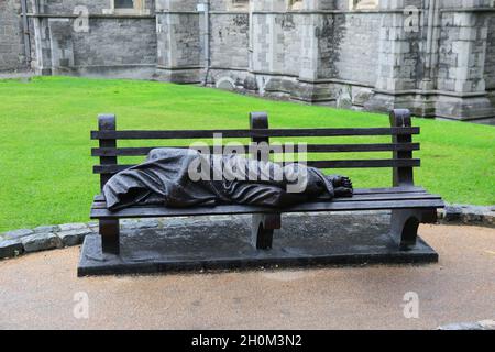 IRLAND. DUBLIN. CHRISTCHURCH KATHEDRALE DER HEILIGEN DREIFALTIGKEIT GEGRÜNDET, UM 1030 BETTLER STATUE Stockfoto