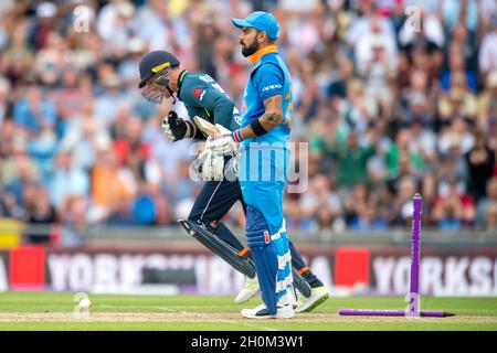 Der englische Jos Buttler feiert, dass Indiens Kapitän Virat Kohli während der dritten Royal London One Day International im Headingley Carnegie Stadium in Leeds von Adil Rashid aus England herausgebockt wird Stockfoto