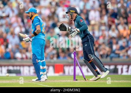 Der englische Jos Buttler feiert, dass Indiens Kapitän Virat Kohli während der dritten Royal London One Day International im Headingley Carnegie Stadium in Leeds von Adil Rashid aus England herausgebockt wird Stockfoto