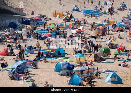 Fistral Beach in Newquay in Cornwall. Urlaubsreisende drängen sich zum Fistral Beach, um die intensive Sommersonne zu genießen. Stockfoto