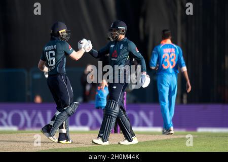 Englands Kapitän Eoin Morgan (links) und Englands Joe Root feiern den Sieg der Serie beim dritten Royal London One Day International im Headingley Carnegie Stadium in Leeds Stockfoto