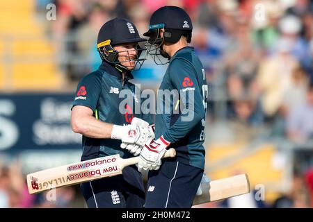 Englands Kapitän Eoin Morgan wird von Englands Joe Root gratuliert, nachdem er beim dritten Royal London One Day International im Headingley Carnegie Stadium in Leeds 50 Punkte nicht erzielt hatte Stockfoto