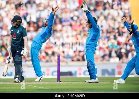 Indiens Suresh Raina, Mahendra Singh Dhoni und Kapitän Virat Kohli appellieren während des dritten Royal London One Day International im Headingley Carnegie Stadium, Leeds, für das Wicket von Englands Kapitän Eoin Morgan Stockfoto