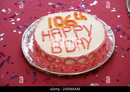 Eine Geburtstagstorte für einen 106-Jährigen, abgebildet in einem Pflegeheim in Hampshire, Großbritannien. Stockfoto