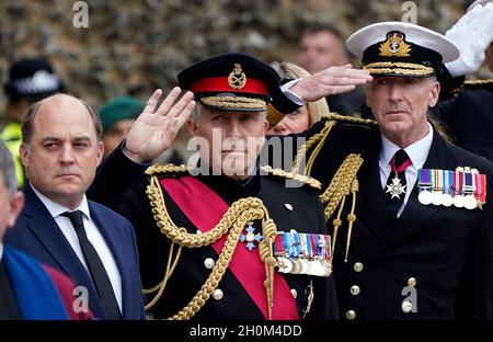 Verteidigungsminister Ben Wallace (links), General Sir Nick Carter, der scheidende Chef des Verteidigungsstabes und First Sea Lord und Chef des Marinestabs Admiral Sir Tony Radakin (rechts) sehen als Leichenwagen an, der den Sarg von Generalmajor Matthew Holmes trägt, Der ehemalige Leiter der Royal Marines verlässt die Winchester Cathedral in Hampshire nach seinem Trauerdienst. Maj Gen Holmes kommandierte von 2006 bis 2008 42 königliche Kommandos und wurde 2007 als Begleiter des Distinguished Service Order für seine Führung bei Operationen in Afghanistan ernannt. Bilddatum: Mittwoch Stockfoto