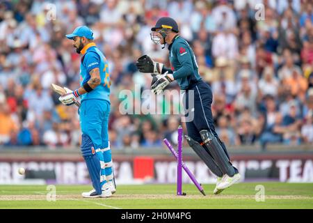 Der englische Jos Buttler feiert, dass Indiens Kapitän Virat Kohli während der dritten Royal London One Day International im Headingley Carnegie Stadium in Leeds von Adil Rashid aus England herausgebockt wird Stockfoto