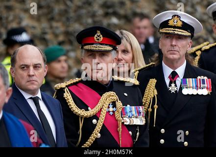 Verteidigungsminister Ben Wallace (links), General Sir Nick Carter, der scheidende Chef des Verteidigungsstabes und First Sea Lord und Chef des Marinestabs Admiral Sir Tony Radakin (rechts) sehen als Leichenwagen an, der den Sarg von Generalmajor Matthew Holmes trägt, Der ehemalige Leiter der Royal Marines verlässt die Winchester Cathedral in Hampshire nach seinem Trauerdienst. Maj Gen Holmes kommandierte von 2006 bis 2008 42 königliche Kommandos und wurde 2007 als Begleiter des Distinguished Service Order für seine Führung bei Operationen in Afghanistan ernannt. Bilddatum: Mittwoch Stockfoto