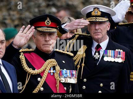 General Sir Nick Carter, der scheidende Chef des Verteidigungsstabes (links) und der erste Seegott und Chef des Marinestabes Admiral Sir Tony Radakin (rechts) grüßen beide als den Leichenwagen, der den Sarg von Major General Matthew Holmes, dem ehemaligen Chef der Royal Marines, trägt, Verlässt die Winchester Cathedral in Hampshire nach seinem Trauerdienst. Maj Gen Holmes kommandierte von 2006 bis 2008 42 königliche Kommandos und wurde 2007 als Begleiter des Distinguished Service Order für seine Führung bei Operationen in Afghanistan ernannt. Bilddatum: Mittwoch, 13. Oktober 2021. Stockfoto