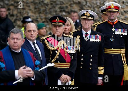 Verteidigungsminister Ben Wallace (2. Links), General Sir Nick Carter, der scheidende Chef des Verteidigungsstabes (Mitte) und First Sea Lord und Chef des Marinestabs Admiral Sir Tony Radakin (2. Rechts) sehen als Leichenwagen an, der den Sarg von Generalmajor Matthew Holmes trägt, Der ehemalige Leiter der Royal Marines verlässt die Winchester Cathedral in Hampshire nach seinem Trauerdienst. Maj Gen Holmes kommandierte von 2006 bis 2008 42 königliche Kommandos und wurde 2007 als Begleiter des Distinguished Service Order für seine Führung bei Operationen in Afghanistan ernannt. Bild Stockfoto