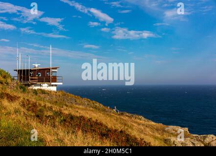 National Coastwatch Coastwatch Coastwatch Coastwatch Station am Bass Point auf der Lizard Peninsula im Süden von Cornwall, England Stockfoto