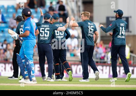 Der englische David Willey (rechts) feiert, dass der englische Mark Wood den Fang des indischen Rohit Sharma (links) während des dritten Royal London One Day International im Headingley Carnegie Stadium, Leeds, vom Bowling des englischen David Willey für 2 Läufe abnimmt Stockfoto