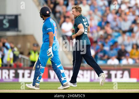 Der englische David Willey (rechts) feiert, dass der englische Mark Wood den Fang des indischen Rohit Sharma (links) während des dritten Royal London One Day International im Headingley Carnegie Stadium, Leeds, vom Bowling des englischen David Willey für 2 Läufe abnimmt Stockfoto