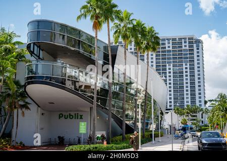Miami Beach, FL, USA - 10. Oktober 2021: Sunset Harbor Miami Beach und Publix Supermarket Stockfoto