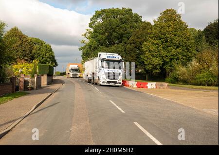 Zuckerrüben werden mit Sattelschlepper an die Cantley-Zuckerrübenfabrik in norfolk England geliefert Stockfoto