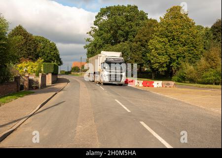 Zuckerrüben werden mit Sattelschlepper an die Cantley-Zuckerrübenfabrik in norfolk England geliefert Stockfoto