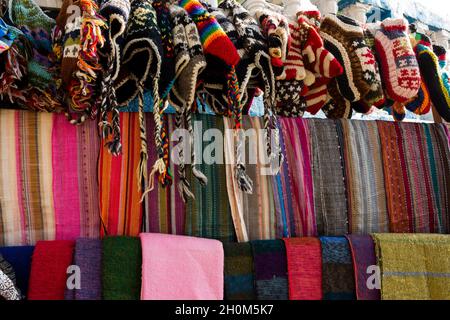 Mützen, Schals, Fäustlinge, Socken auf dem Straßenmarkt in einem kleinen Dorf in Nepal Stockfoto