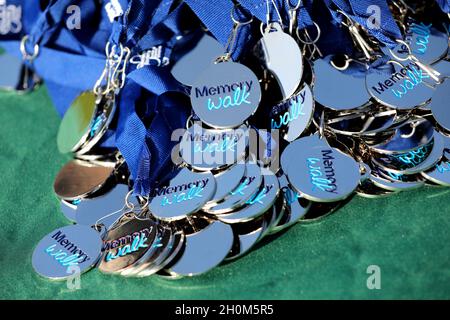 Allgemeine Ansichten zu den Gedächtniswalk-Medaillen von der Alzheimer's Society-Veranstaltung in Portsmouth, Hampshire, Großbritannien. Stockfoto