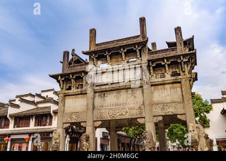 Anhui, China - 06. November 2017: Der Steinbogen von Xuguo, auch als „achtsäuliger Torbogen“ bezeichnet, wurde 1584 in der Ming-Dynastie zu Ehren von Xuguo erbaut. Stockfoto